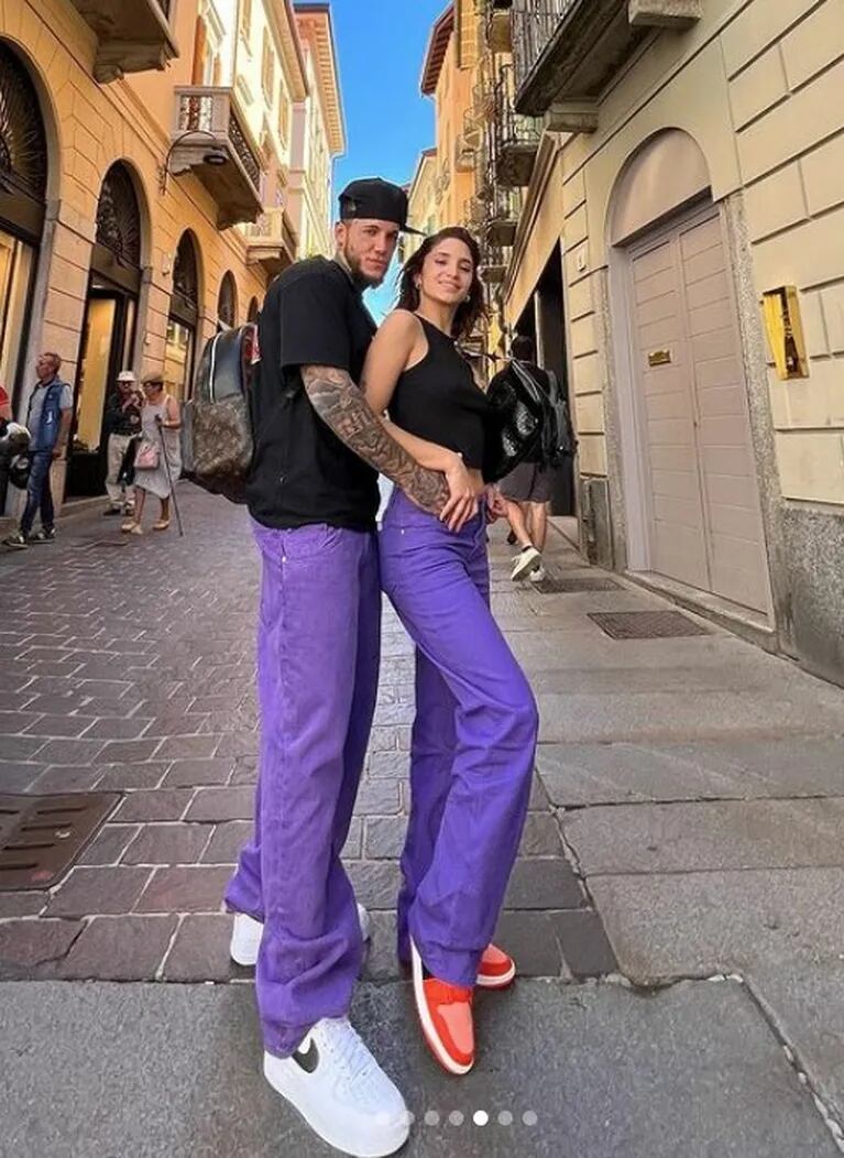 Alex Caniggia y Melody Luz posaron vestidos iguales desde Europa en un apasionado posteo
