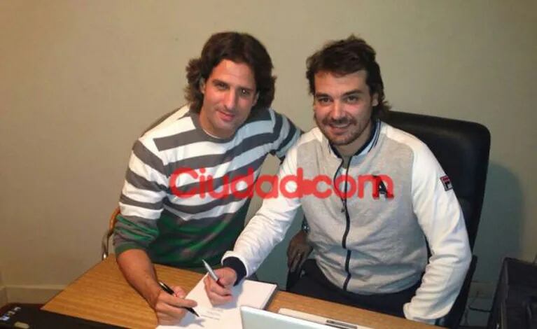 Pedro Alfonso y José María Listorti firmaron sus contratos para hacer cine. (Foto: prensa Socios por accidente) 