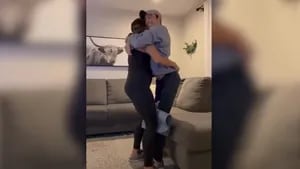 Este hombre logra volver a abrazar a su esposa años después de un accidente de bicicleta