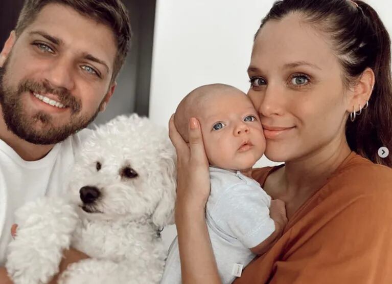 Barbie Vélez compartió su primer retrato familiar con su marido, su bebé y su perrito: "La foto del mes"