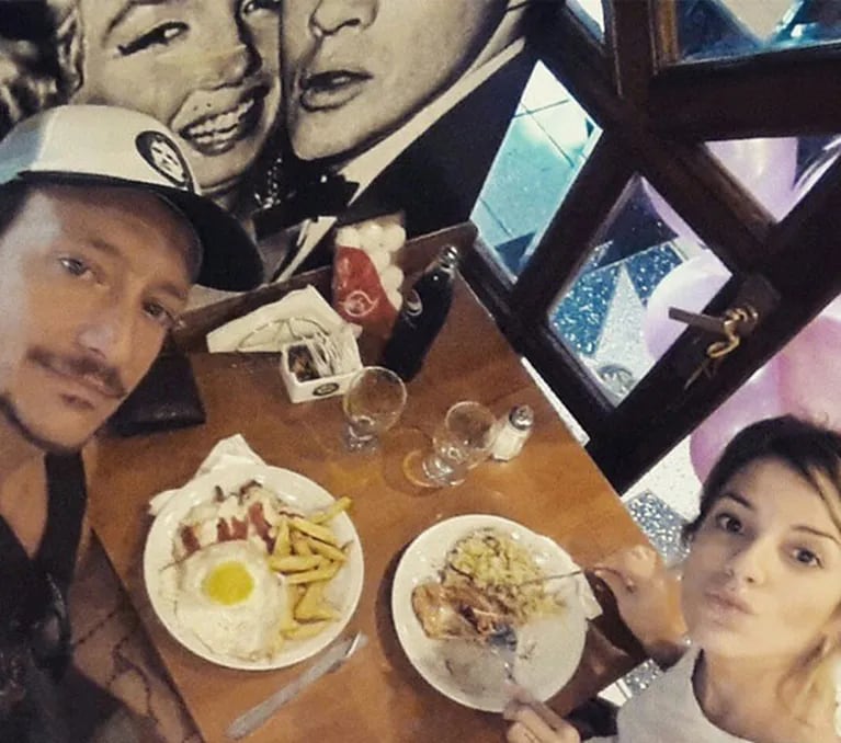 Nicolás Vázquez y Gimena Accardi, una pareja que le hace la guerra a los platos gourmet. (Foto: Instagram)