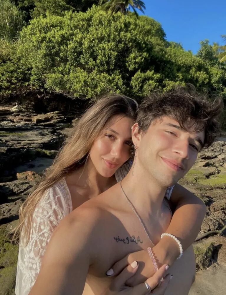 Julián Serrano compartió románticas fotos de sus vacaciones con su novia en Brasil: "La playita y vos"
