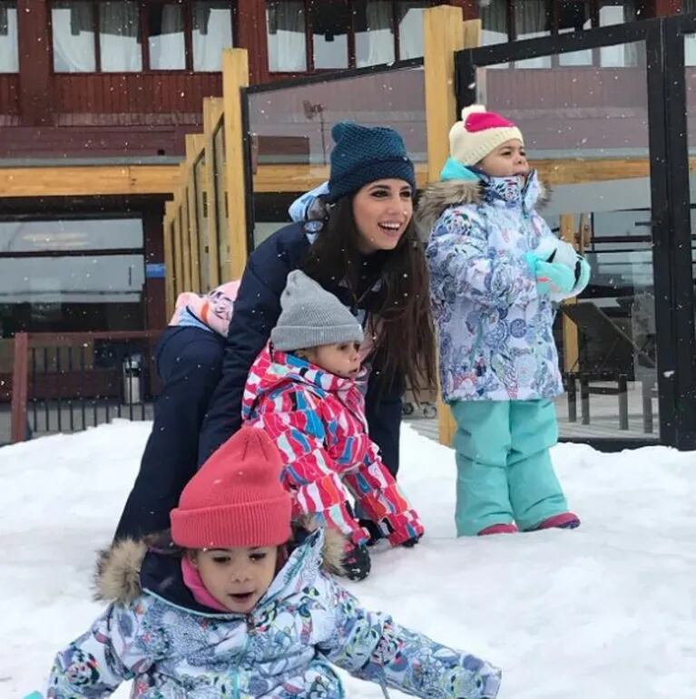 Cinthia Fernández, de vacaciones con sus hijas en la nieve: "Siento emoción por cumplirles este sueño"