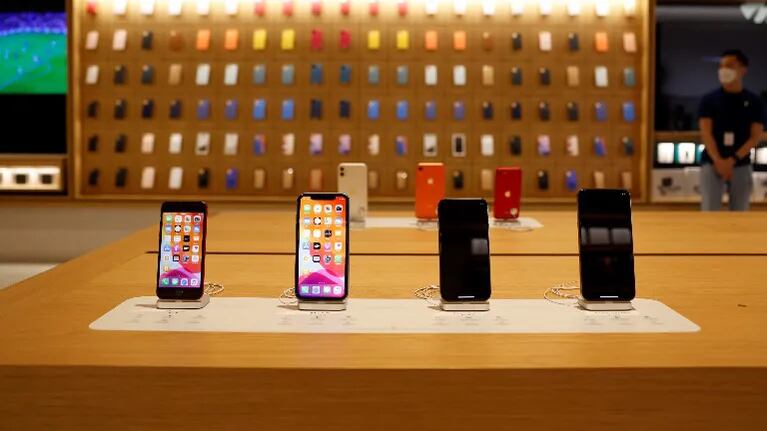 Apple iniciará la producción en masa de un iPhone12 con 5G a mediados de septiembre.  Foto: EFE.