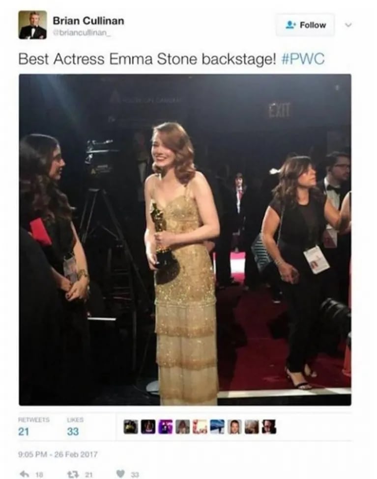 El tweet del culpable del papelón histórico en los premios Oscar, segundos antes de darle el sobre equivocado a Warren Beatty