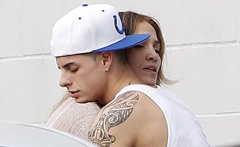 Jennifer López se mostró a los besos con su joven novio. (Foto: Daily Mail)