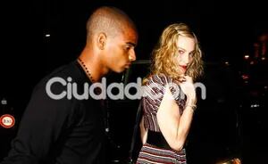 Madonna y Brahim, paseo de noche. (Foto: Southern Press).