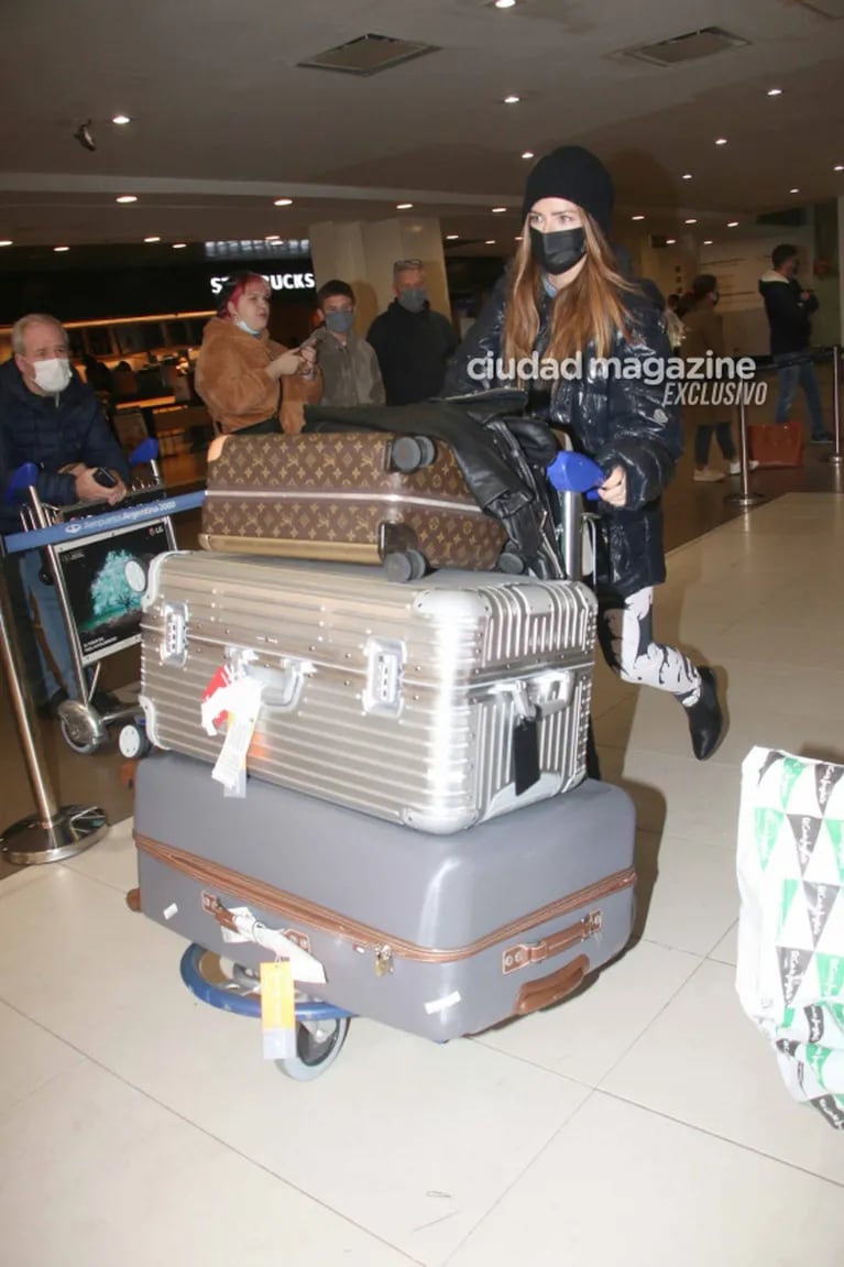 Las fotos de China Suárez llegando al país tras su comentada estadía en Madrid: muchas valijas y look canchero