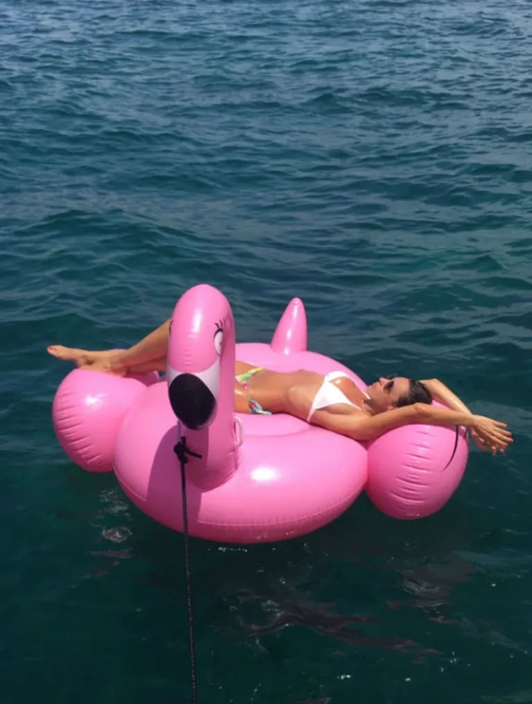 Pampita, súper sexy divirtiéndose arriba de un enorme inflable en Ibiza: bikini infartante y amor con Pico Mónaco 