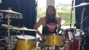 Taylor Hawkins, de Foo Fighters, hizo un tutorial para que aprendas a tocar la batería
