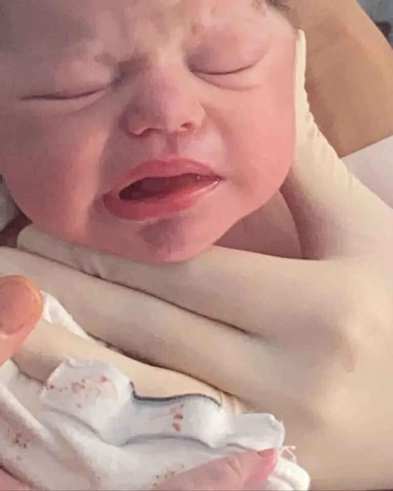 Pampita compartió imágenes de su parto respetado de su hija Ana: "Gracias al Cielo por este regalo"