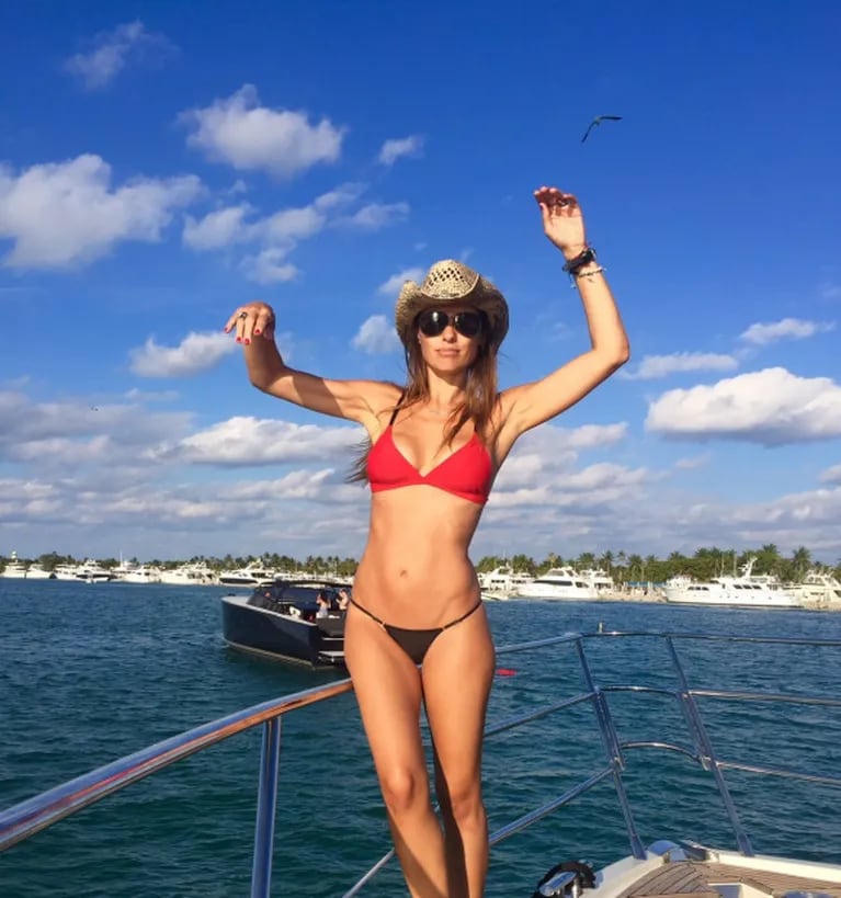 Las fotos de Pampita en bikini a bordo de un lujoso yate en la costa de Miami: mirá su lomazo al sol