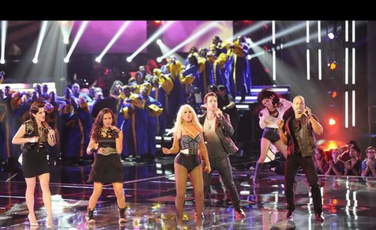 Christina Aguilera cantó junto a los participantes de The Voice y lució una figura más delgada. (Foto: toofab.com)