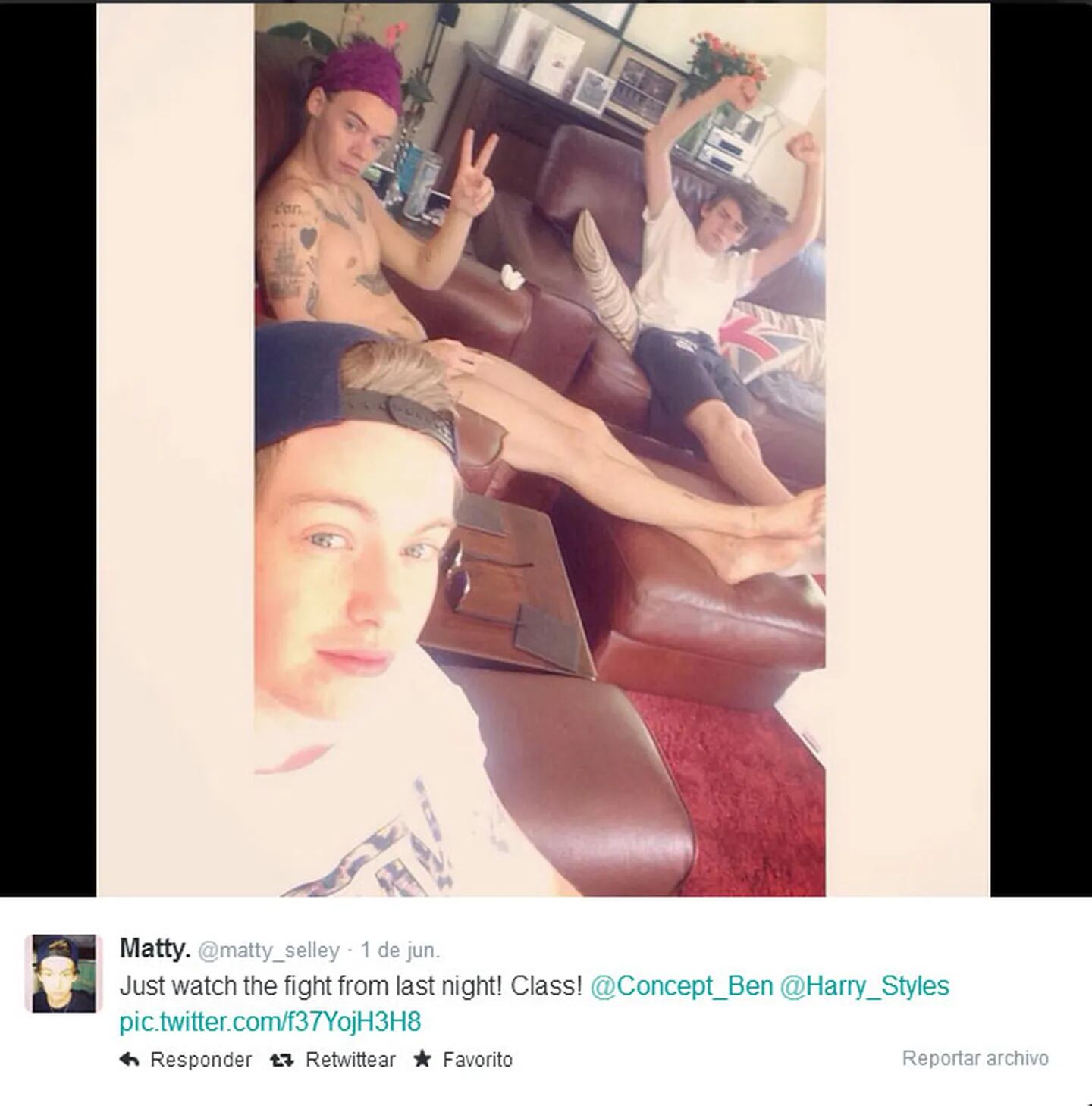 Se filtró una foto de Harry Styles mirando TV… ¡totalmente desnudo! (Foto: @matty_selley)