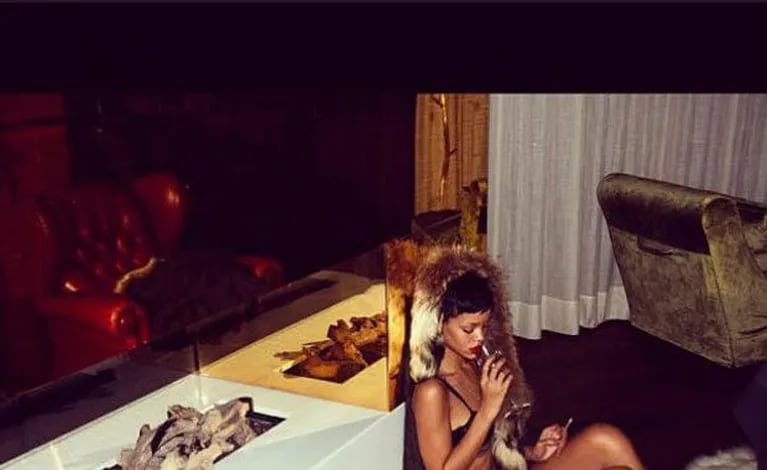 Rihanna posó semi desnuda para una fotógrafa amiga (Foto: Instagram). 