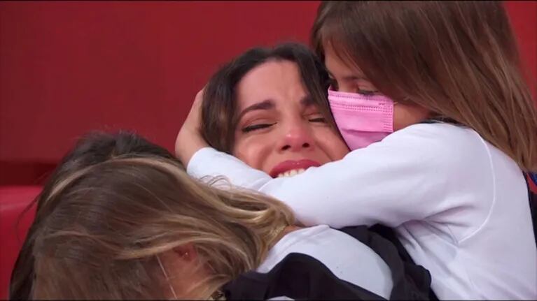 El llanto de Cinthia Fernández al ser sorprendida en vivo por sus hijas el día de su cumple: "Son maravillosas"