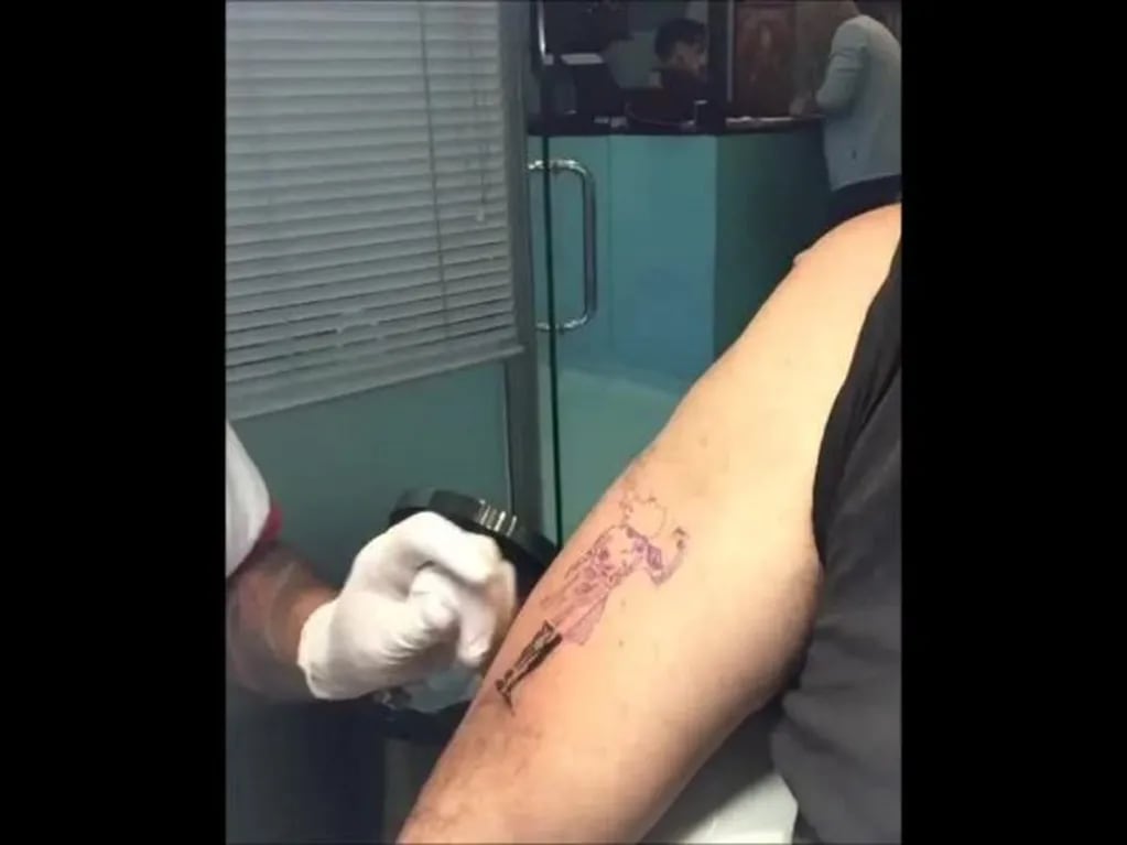Jorge Rial mostró su nuevo y significativo tatuaje: "Ahora tengo un Banksy en mi brazo"