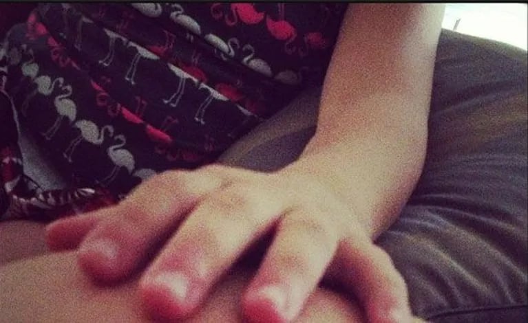 La mano de la sobrina de Luisana Lopilato, Daira (Foto: Twitter).