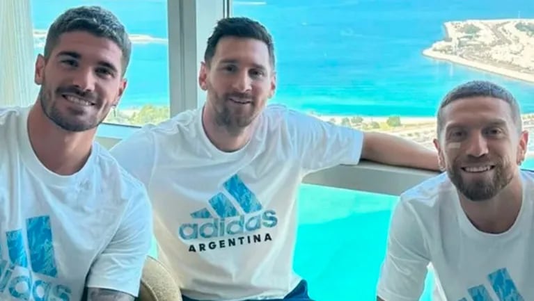 Mundial Qatar 2022: Lionel Messi, Rodrigo de Paul y Papu Gómez se relajan tomando mate en su hotel.