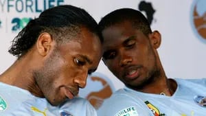 Los ex jugadores, Eto’o y Drogba, trataron de asesinos a los médicos franceses. Foto: AP.