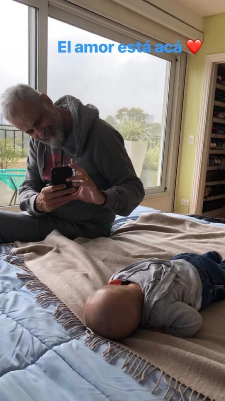 Jorge Rial, a puro mimo con su nieto y Romina Pereiro tras ausentarse dos días de Intrusos: "El amor está acá"