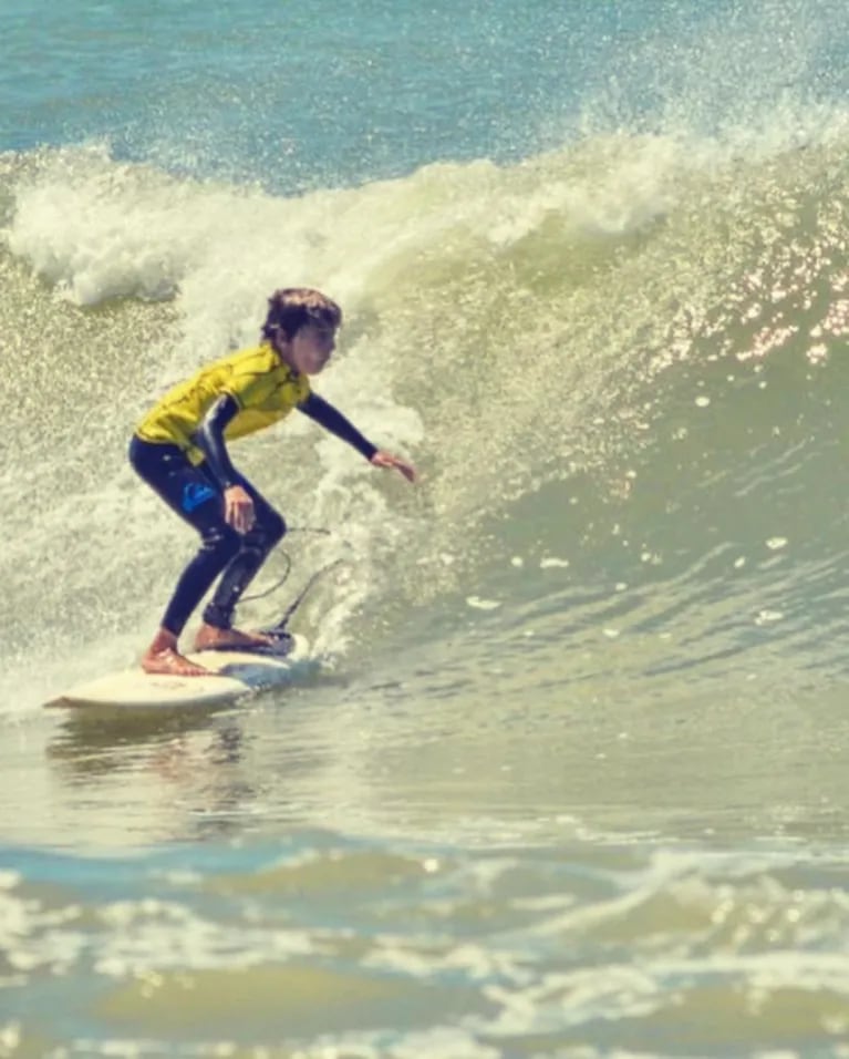 A punto de cumplir 50 años, Facundo Arana hace surf con su familia en Mar del Plata