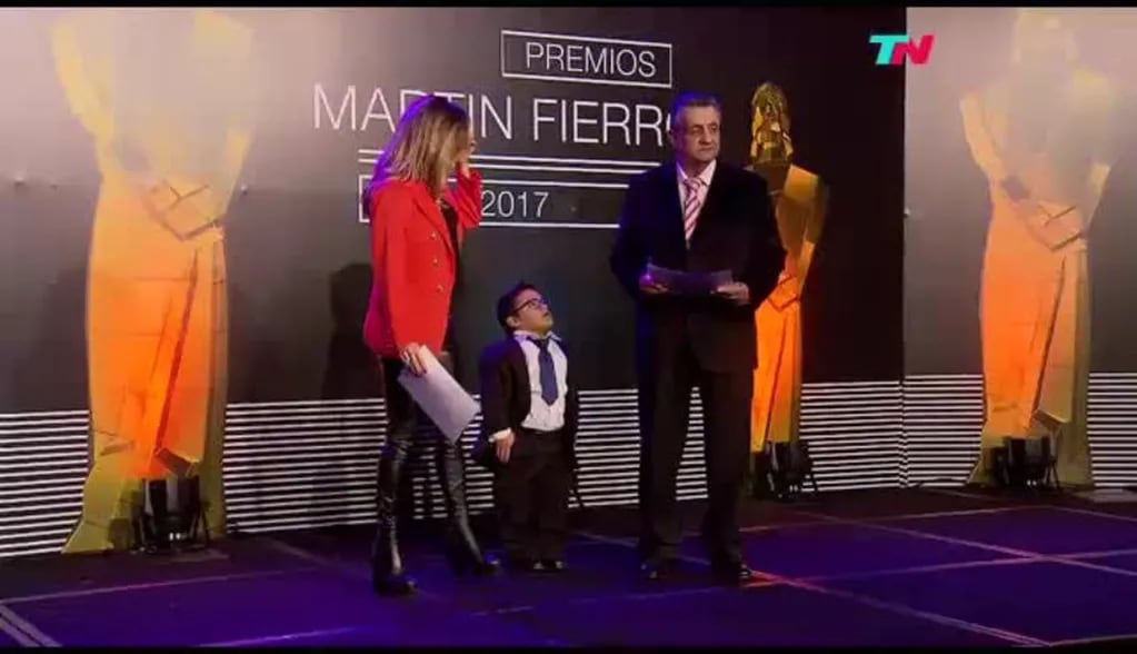 El increíble blooper de Guillermo Blanc al ignorar al actor nominado como revelación en la entrega de diplomas de los Martín Fierro 2017