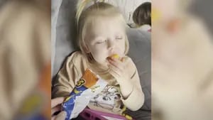 Esta niña dormida se aferró desesperadamente a sus patatas fritas a pesar de los esfuerzos de su madre por quitárselas