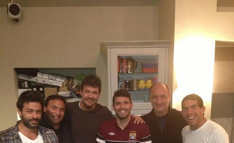 La cena de Marcelo Tinelli con Sergio Kun Agüero y Carlitos Tevez, en Manchester (Foto: Twitter).