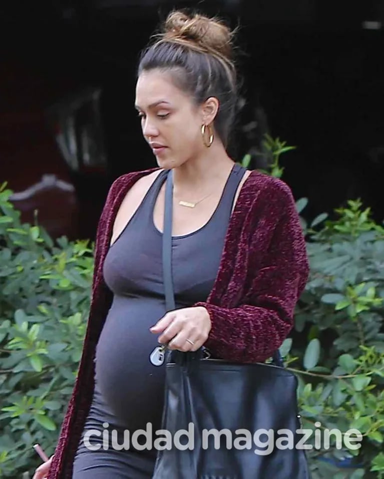 Jessica Alba lució su enorme panza de embarazada en las calles de Beverly Hills