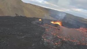 El vuelo a vista de dron sobre un volcán islandés