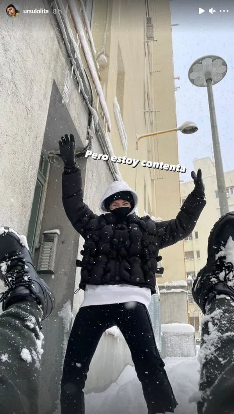 Las divertidas imágenes de Chino Darín y Úrsula Corberó en la histórica nevada en Madrid: "Ojalá esto no sea el fin del mundo"