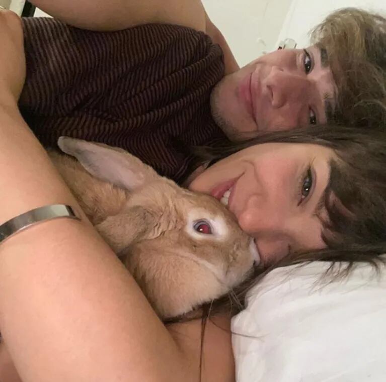 La tristeza de Julián Serrano y Malena Narvay por la muerte de su conejo: "Eras una bola de puro amor y ternura"