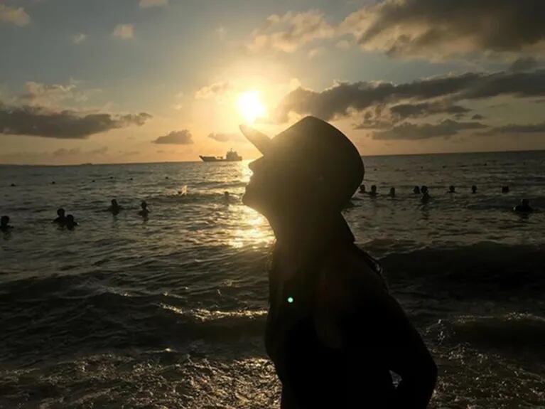El álbum de las vacaciones de Pía Shaw en Colombia: ¡destape sexy en el mar!