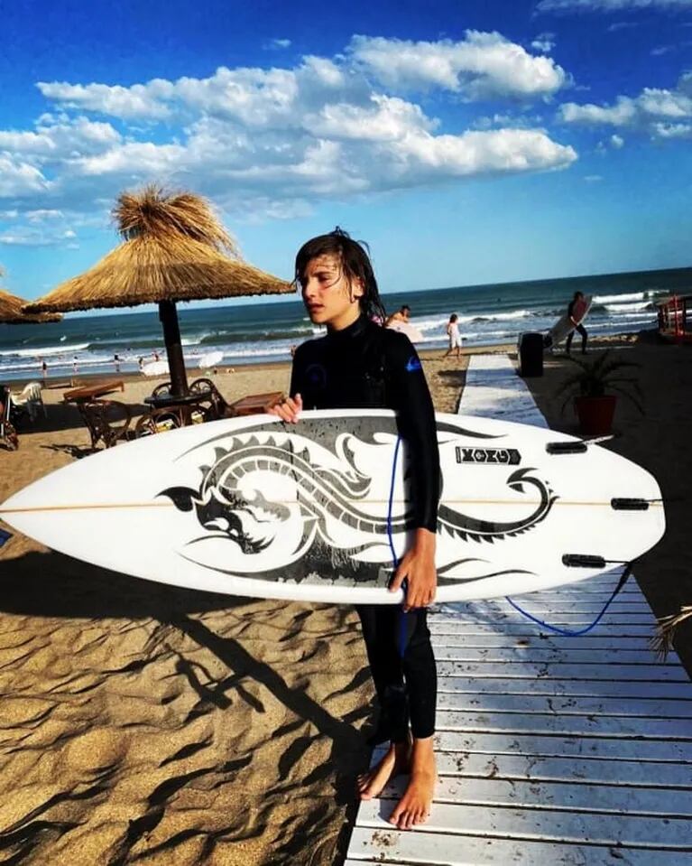 A punto de cumplir 50 años, Facundo Arana hace surf con su familia en Mar del Plata