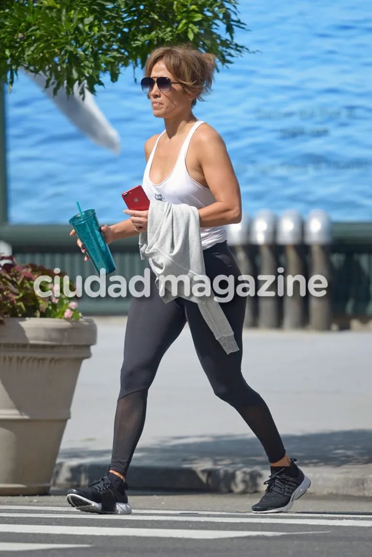 Jennifer Lopez: look deportivo súper relajado, en calzas y sin maquillaje