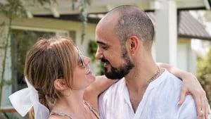 Abel Pintos y Mora Calabrese intercambiaron románticos posteos por su primer aniversario de casados.