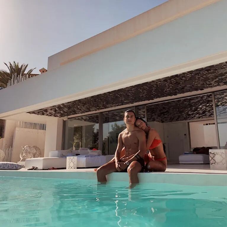 Las románticas fotos de Oriana Sabatini y Paulo Dybala en su lujosa mansión en Turín: "Con amor"