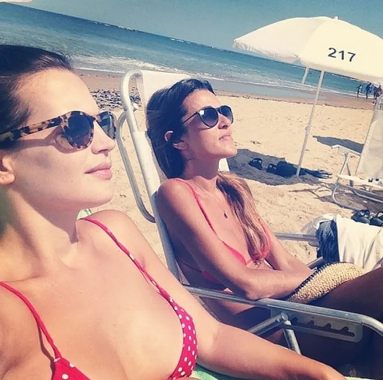 Garciarena, con una amiga tomando sol. (Foto: Instagram)