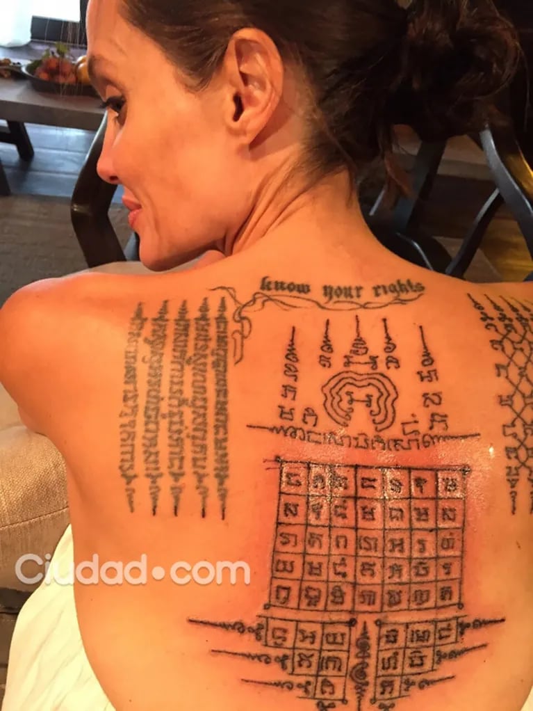 Mirá el enorme tatuaje "encantado" que se hizo Angelina Jolie en toda su espalda, meses antes de separarse de Brad Pitt