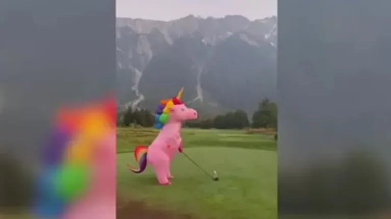 Un unicornio y un dinosaurio juegan al golf