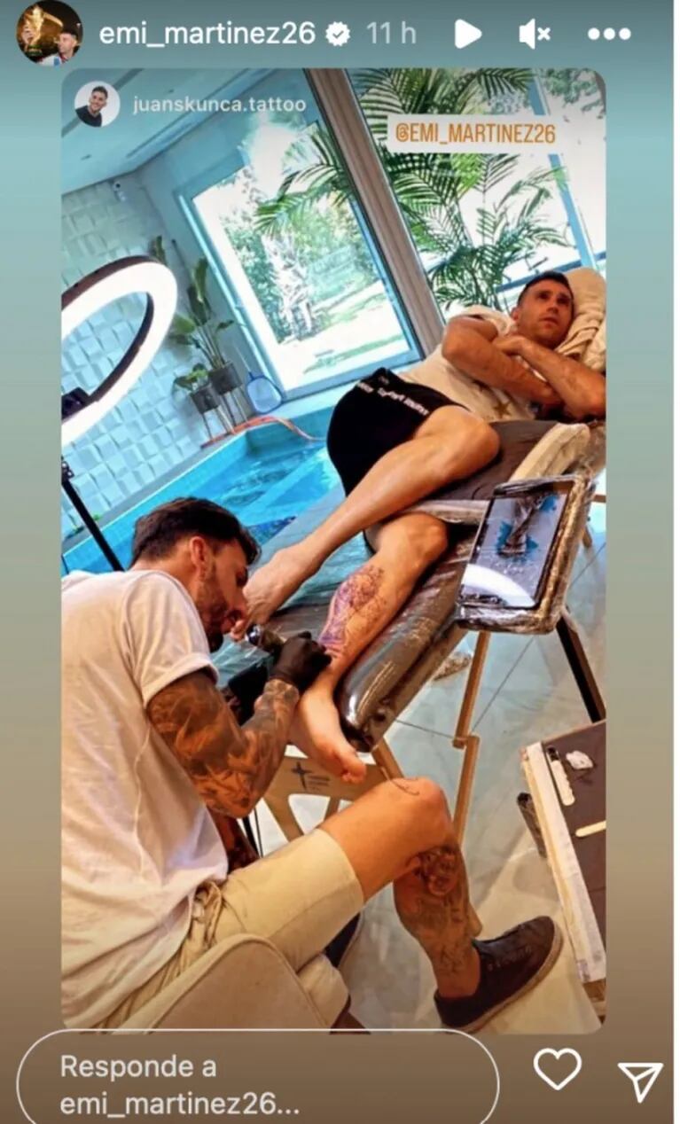 Dibu Martínez, feliz con el tatuaje con el que celebró la Copa Mundial