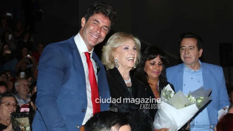 Mirtha Legrand fue a ver la obra de Mariano Martínez y fue ovacionada por una multitud. Foto: Movilpress