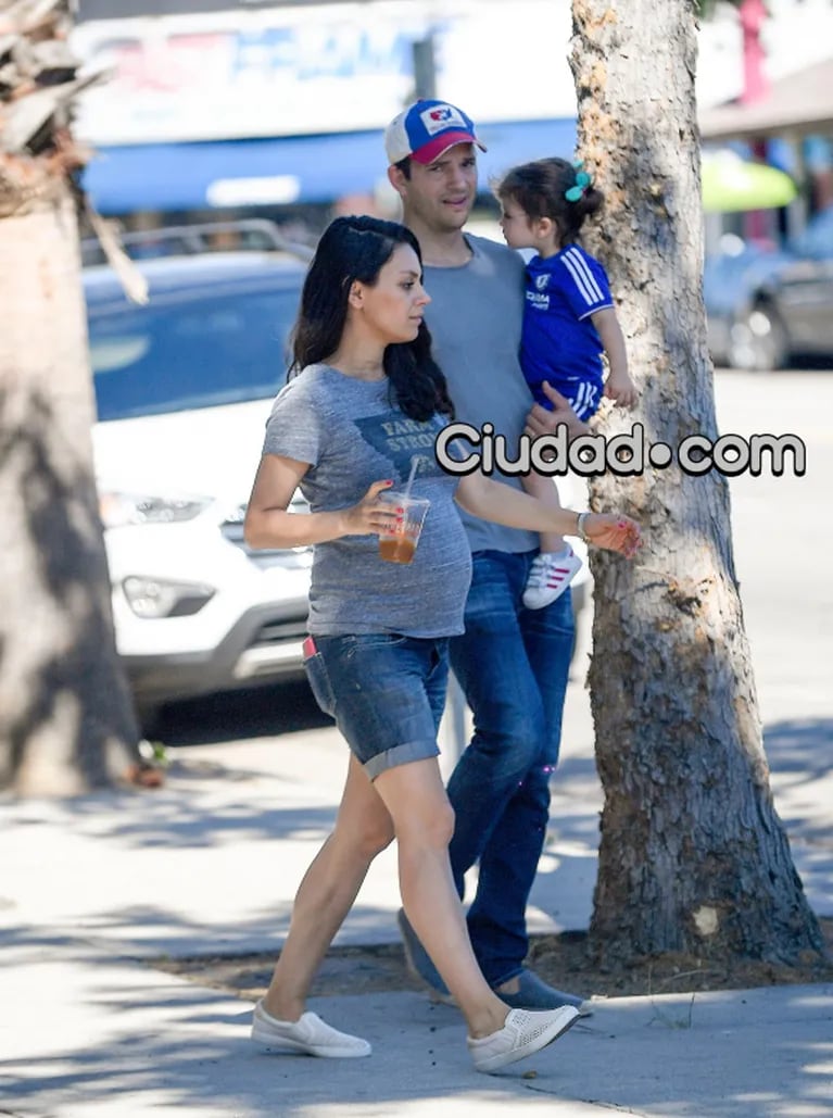 Mila Kunis lució su pancita de embarazada junto a Ashton Kutcher y su hija por las calles de Los Ángeles