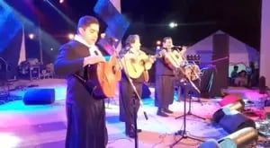 Polémica en un recital de Los Manseros Santiagueños: el fundador del grupo echó a su hijo en plena actuación