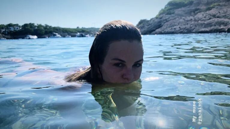 Las vacaciones de soltera de Yanina Screpante en Ibiza con amigas: jugado topless y nado al desnudo total