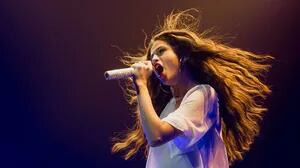 Selena Gómez lanza De una vez, tras casi una década sin cantar en español