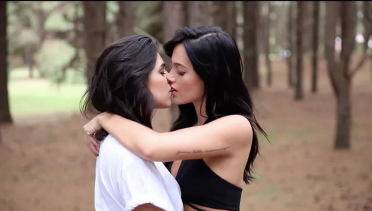 Las fotos de Oriana Sabatini, a los besos con una chica en Uruguay para su nuevo videoclip