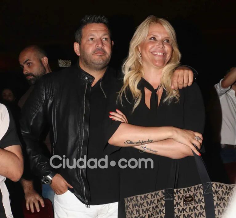 Nazarena Vélez, muy acaramelada con su nuevo novio empresario en el estreno de Moria Casán