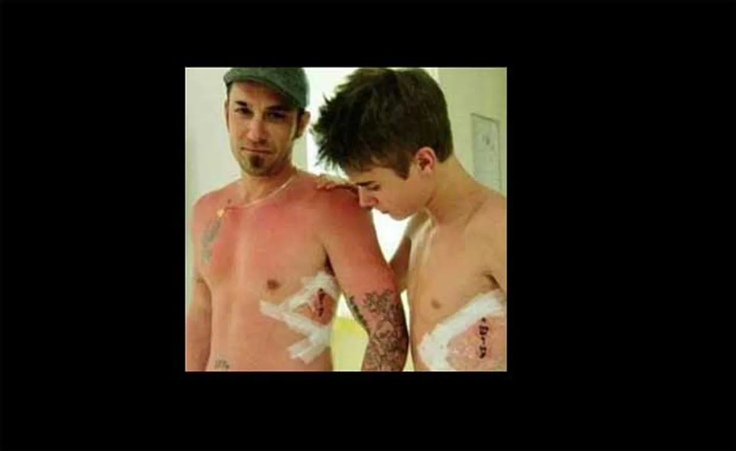 Justin Bieber y su padre se  hicieron el mismo tatuaje (Foto: Blog show).